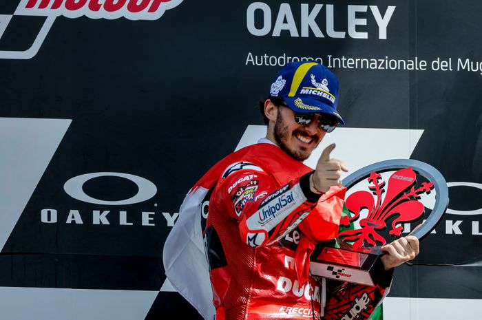 Francesco Bagnaia banyak ikuti jejak Valentino Rossi kala berselebrasi memenangkan MotoGP Italia 2022. 