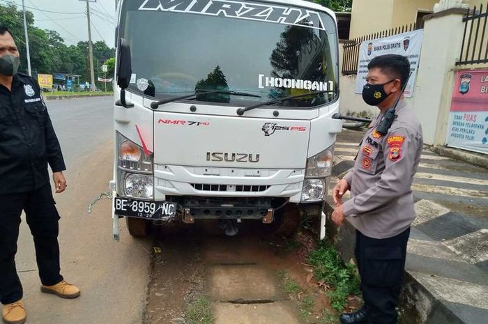 Isuzu Elf yang jadi sasaran komplotan rampok ngaku-ngaku polisi