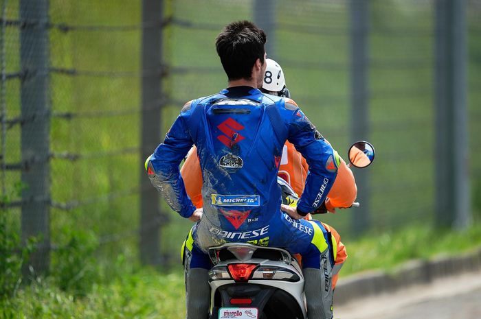 Joan Mir kembali terjatuh di MotoGP Italia, pun rekan setimnya, Alex Rins. Kondisi tim di Suzuki dikabarkan mulai tidak harmonis. 