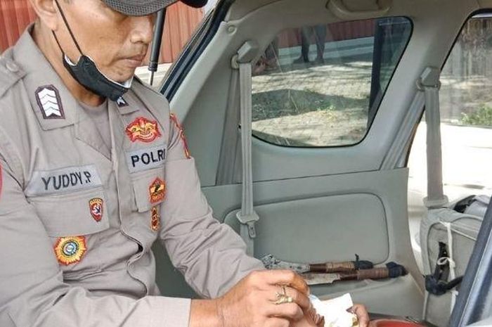 Polisi tengah periksa bungkusan rokok berisi 19 pil dobel L dan sabu-sabu dari kabin Toyota Avanza yang alami kecelakaan di Boyolangu, Tulungagung, Jawa Timur