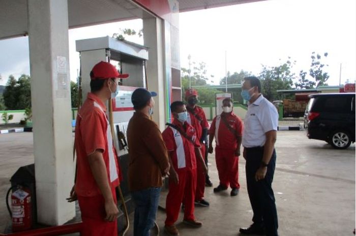 Komisaris Utama PT Pertamina (Persero) Basuki Tjahaja Purnama atau Ahok melakukan pemantauan penyaluran BBM di kampung halamannya di Belitung.