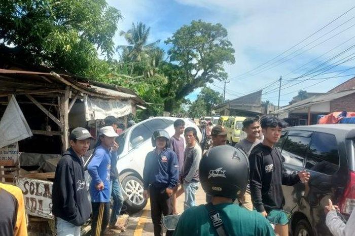 Toyota Camry terjungkal usai adu gebrak dengan Honda BR-V di jalan raya Palka, kampung Cibodas, Serang, Banten