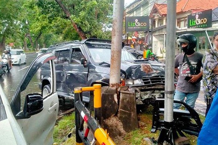 Kondisi mobil yang mengalami rusak karena tabrakan di Bali 