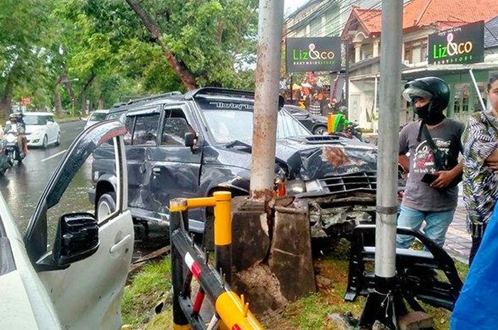 Toyota Avanza dan Isuzu Panther adu banteng di bali, keduanya rusak parah