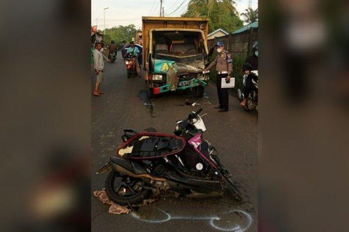 Yamaha Mio M3 adu banteng dengan truk Mitsubishi Colt di Bogor