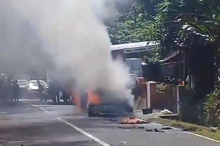 Mercedes-Benz A140 terbakar hebat di Jalan Cagak, dusun Ciheulang, Cilengkrang, Wado, kabupaten Sumedang, Jawa Barat