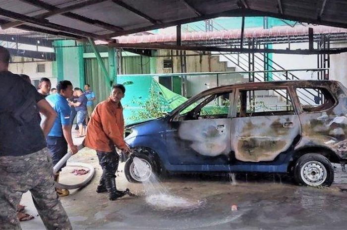Daihatsu Xenia milik STAIN Teungku Dirundeng Meulaboh terbakar misterius di parkiran setelah setahun ngejogrok