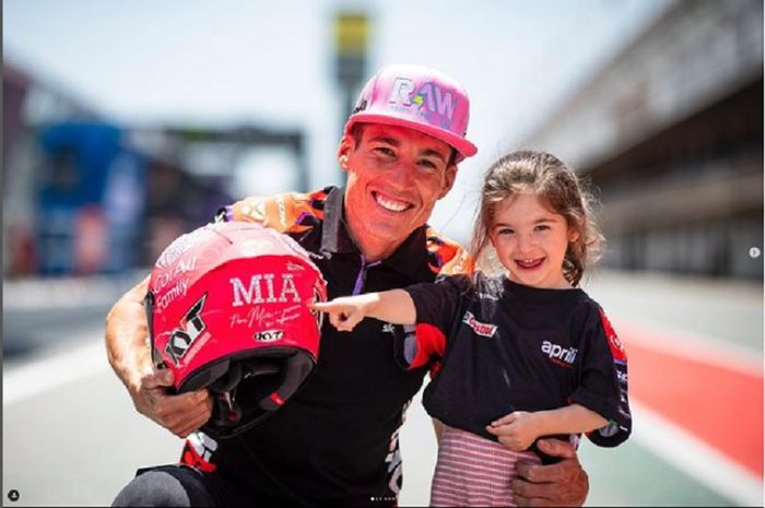 Aleix Espargaro dan putrinya, Mia berpose dengan helm khusus di MotoGP Catalunya 2022, di Sirkuit Barcelona-Catalunya, Spanyol, Kamis (2/6/2022) 