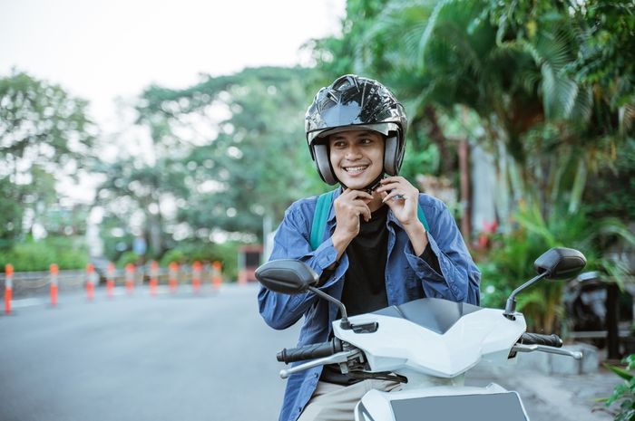 Ilustrasi seorang laki-laki menggunakan helm.