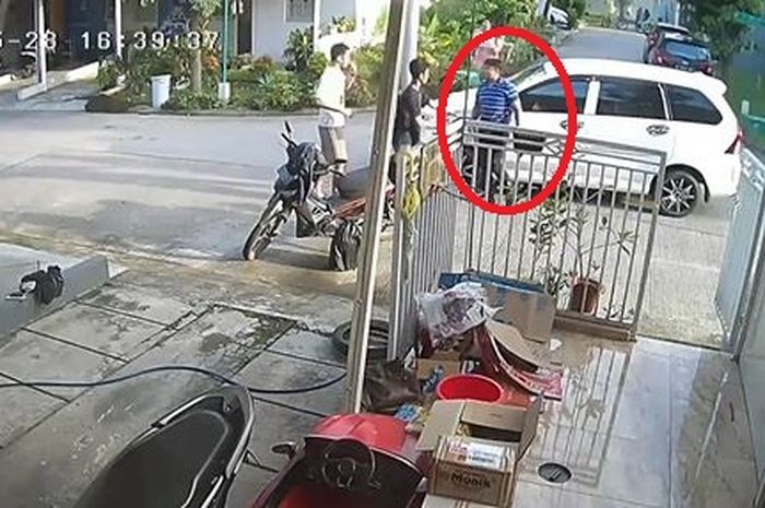 Dalam lingkaran merah, pelaku sopir Toyota Avanza berbaju biru yang memukul wajah warga karena tak terima ditegur jangan ngebut