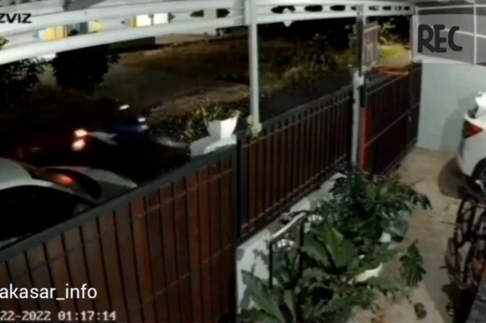 Bikin heran, ada Honda BeAT melaju tanpa pengendara pada malam hari.