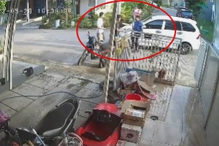 Tangkapan layar detik-detik pemukulan oleh pengemudi Daihatsu Xenia di Perumahan Taman Sari Puspa Lembah Hijau Lippo Cikarang Selatan, Sabtu (28/05/2022).