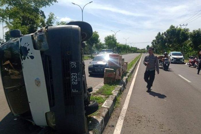 Daihatsu Gran Max terguling setelah sabet bodi belakang Toyota Vios mogok di tengah jalan raya Boru-Palima, Curug, kota Serang, Banten karena kehabisan bensin