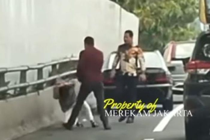 Pengemudi mobil berpelat nomor RFH menganiaya pengemudi lain di Tol Dalam Kota, Gatot Subroto, Jakarta Selatan, Sabtu (4/6/2022). 