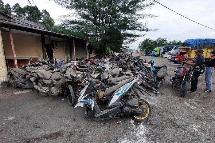 Beberapa motor yang terbengkalai dan belum diambil pemiliknya di Kantor Unit Gakkum Satlantas Polres Metro Bekasi.
