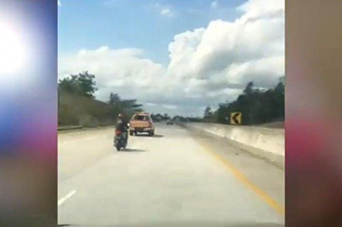 Honda Vario terobos jalan tol