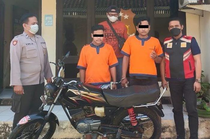 Andrian dan Najib HS, remaja asal Probolinggo, Jawa Tengah dibekuk Satreskrim Polsek Bungah, Gresik karena jual Yamaha RX-King malingan
