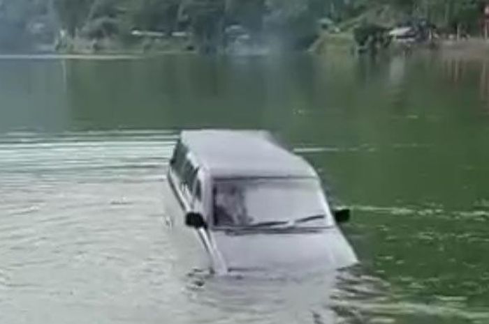 Toyota Kijang tenggelam di telaga Ngebel, Ponorogo, Jawa Timur