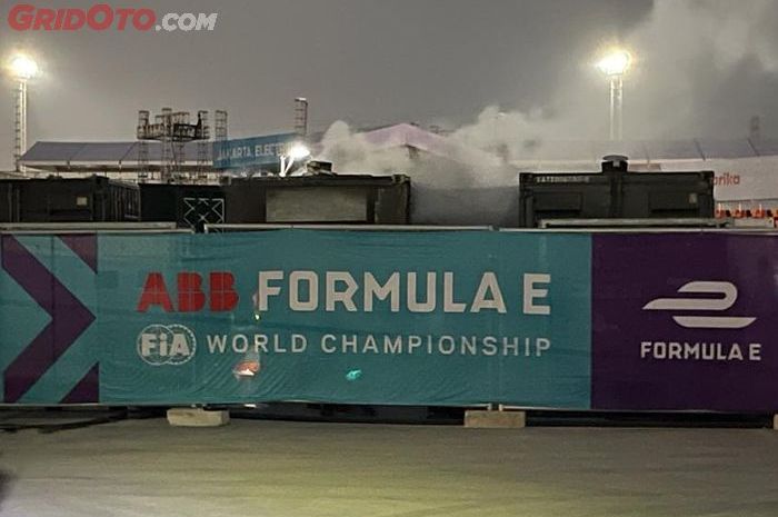 Kepulan asap yang terlihat dari dalam sirkuit Ancol usai balapan Formula e Jakarta 2022, Sabtu (4/6). Api sempat padam namun muncul kembali dari benda berbentuk kotak di dalam sirkuit.