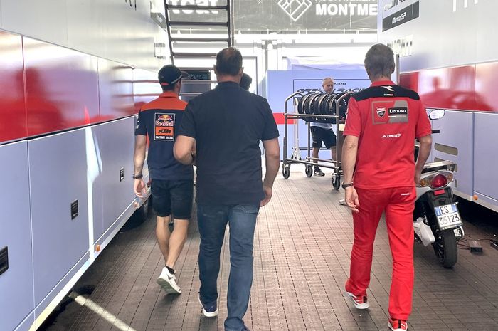 Miguel Oliveira sambangi garasi Gresini Racing