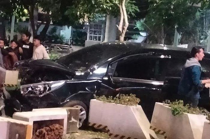 Innova bonyok moncongnya usai tabrak dua motor dan bikin pembatas jalan kocar-kacir