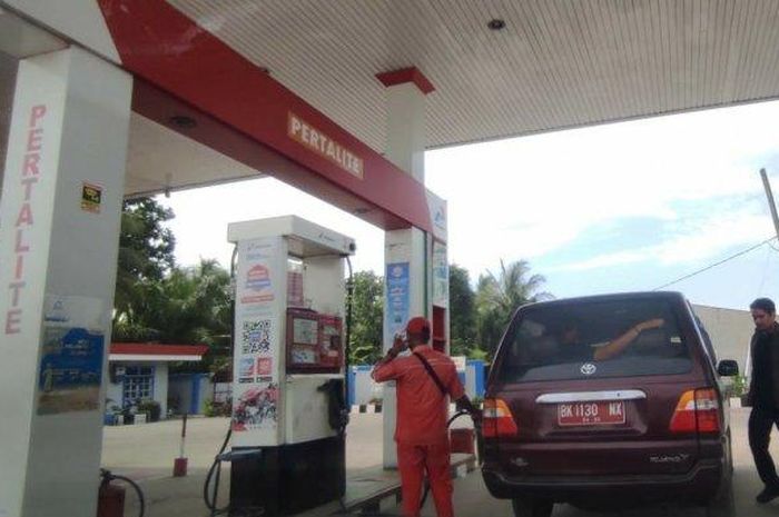 Toyota Kijang Kapsul kendaraan dinas Pemkab Serdang Bedagai ketahuan mengisi BBM Pertalite, pihak SPBU yang disalahkan.
