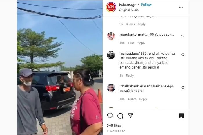 Emak-emak berkaus merah pengemudi Toyota Kijang Innova berpelat aparat jadi sorotan netizen baru-baru ini.