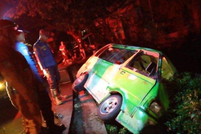 Angkot hijau di Bogor masuk parit, diduga sopir berkendara saat mabuk