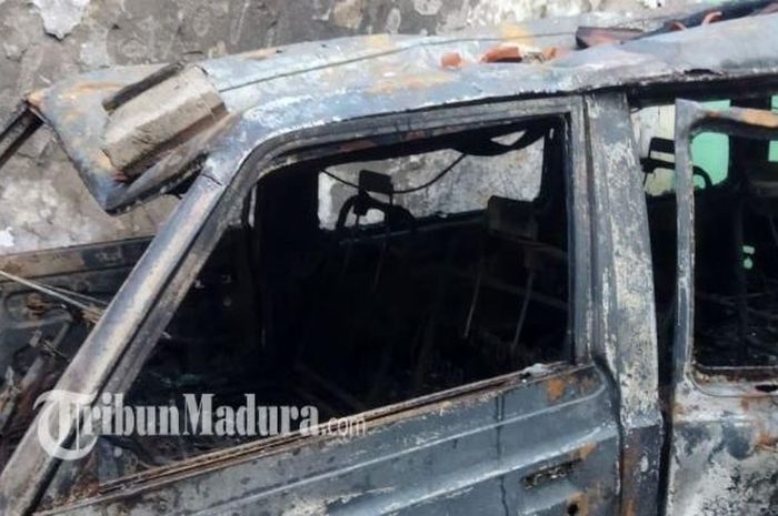 Suzuki Carry gosong tinggal rangka saat terjadi kebakaran di sebuah rumah di Sampang, Madura (5/6/2022). Satu unit Honda PCX juga ikut ludes. 