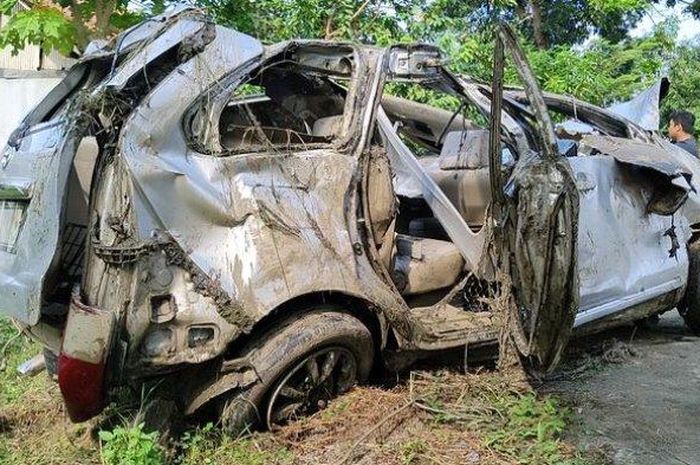 Kondisi Toyota Avanza yang hancur lebur usai melakukan tabrak lari di desa Panyindangan, Sindang, Indramayu, Jawa Barat