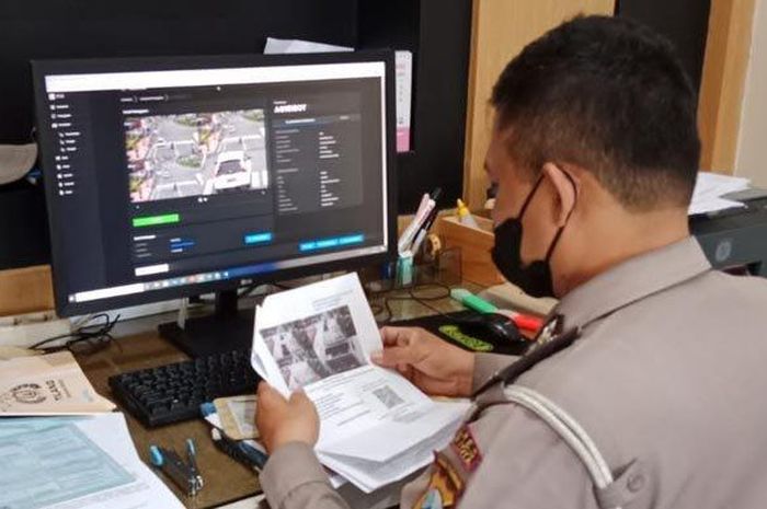 Petugas Satlantas Polres Blitar Kota memverifikasi pelanggaran yang terekam kamera ETLE atau tilang elektronik (4/6/2022). 