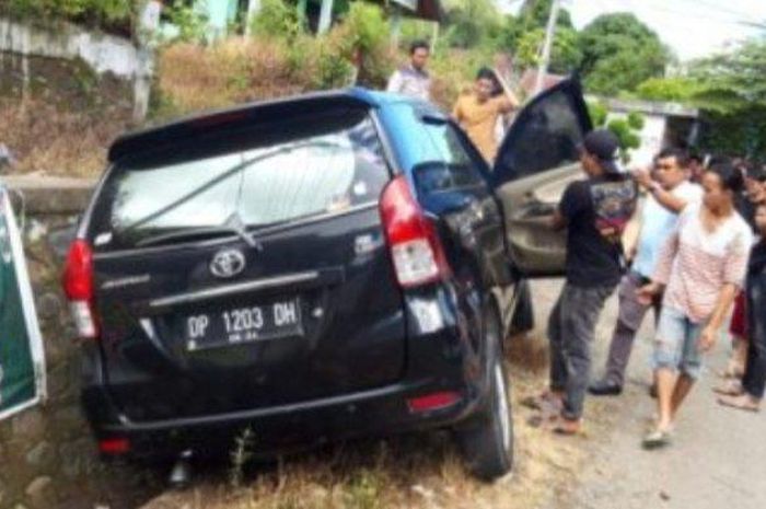 Toyota Avanza hitam terperosok ke selokan di desa Patangkai, Lappariaja, Bone, Sulawesi Selatan