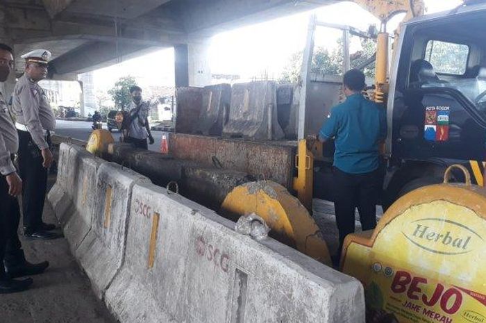 Penutupan ruas putar balik di Jalan KH Soleh Iskandar, Kota Bogor, Rabu (08/06/2022). 