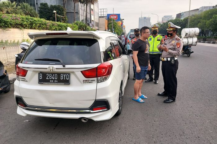 Peneguran terhadap pengemudi yang melanggar ganjil-genap