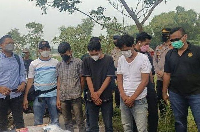 Ketiga pelaku pembuat rekayasa kasus palsu kecelakaan pengendara Kawasaki KLX 150 hilang di Kalimalang, Bekasi