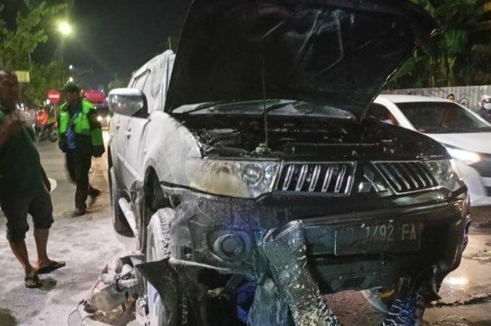 Pajero Sport dan Honda BeAT terlibat kecelakaan hingga terbakar di ruas Jalan Ir Soekarno, tepatnya di Desa Langenharjo, Kecamatan Grogol, Sukoharjo  