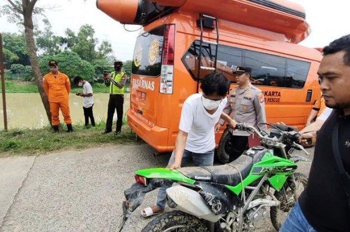 Pengendara KLX disebut tenggelam usai ditabrak Fortuner, ternyata akal-akalan demi klaim asuransi Rp 3 miliar.