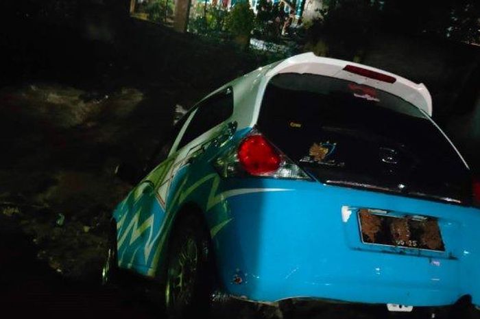 Honda Brio berakhir nyungsep setelah terseret banjir di Cianjur, Jawa Barat, pada Senin (06/06/2022).