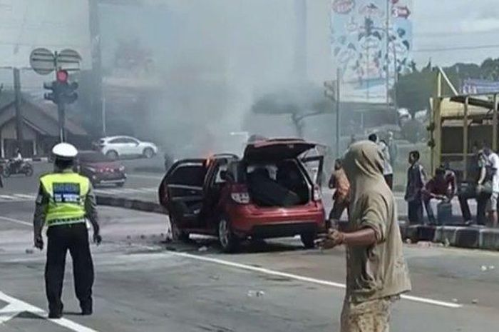 Suzuki SX4 terbakar di exit tol Bawen, kabupaten Semarang 