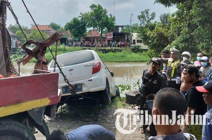 Proses evakuasi Daihatsu Ayla yang tenggelam di dasar sungai Balongbendo, Sidoarjo, Jawa Timur