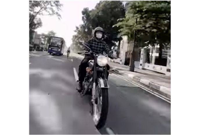 Tangkapan layar video Eril membonceng ibunya menggunakan Royal Enfield Classic.