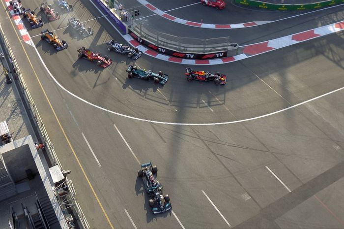 Lewis Hamilton ngeblong di F1 Azerbaijan 2021