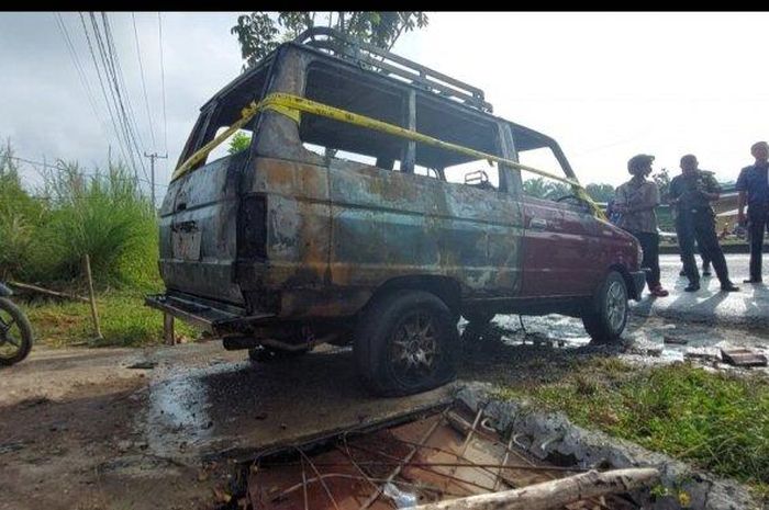 Toyota Kijang terbakar saat pemilik sedot bensin dari tangki ke jeriken di Tebo Tengah, Tebo, Jambi