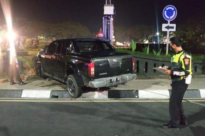 Nissan Navara tabrak tembok bundaran tugu alun-alun kota Malang, Jawa Timur hingga jebol