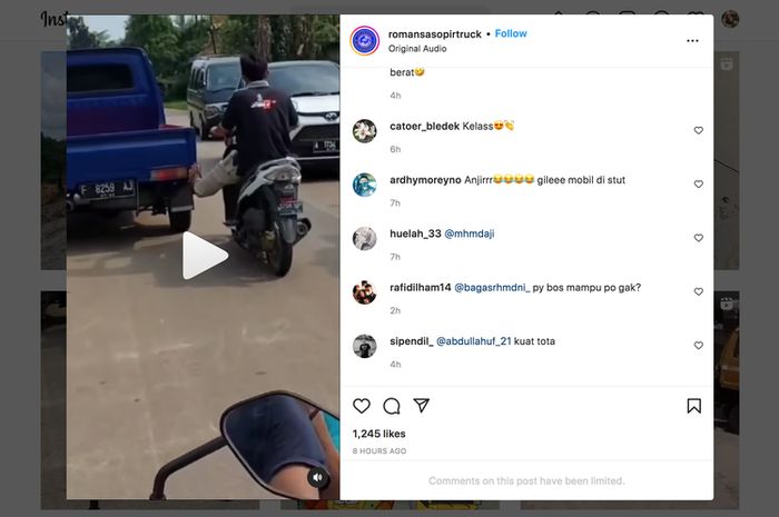 Pengendara motor stut mobil pikap(instagram.com/romansasopirtruck)