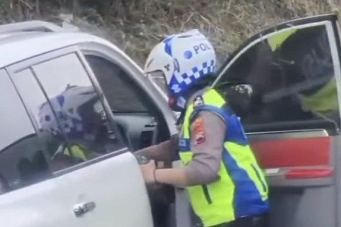 Rekaman video pak Polisi murka langsung cabut kunci kontak Mitsubishi Pajero Sport