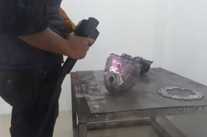 Proses menghilangkan karat menggunakan teknik laser