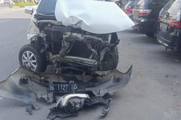 Bodi depan Toyota Avanza rontok setelah dikuliti mobil dinas Satpol PP kota Medan melaju kencang