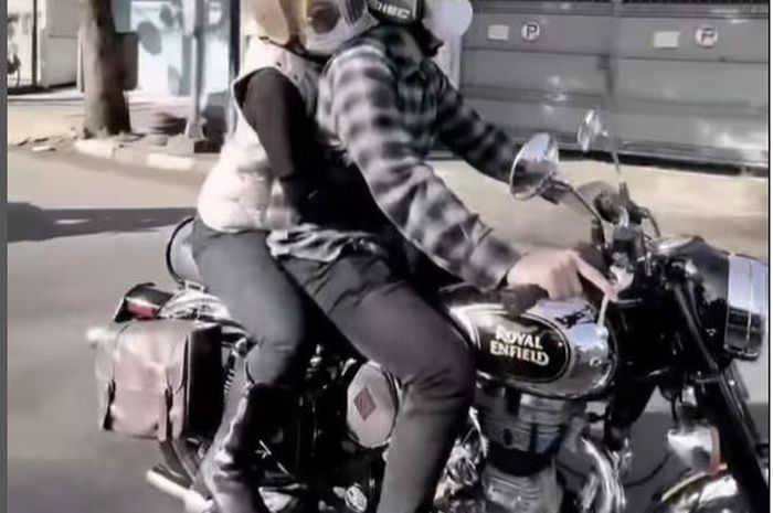 Kenangan Atalia Praratya dibonceng putranya Emmeril Kahn Mumtadz naik Royal Enfield Classic