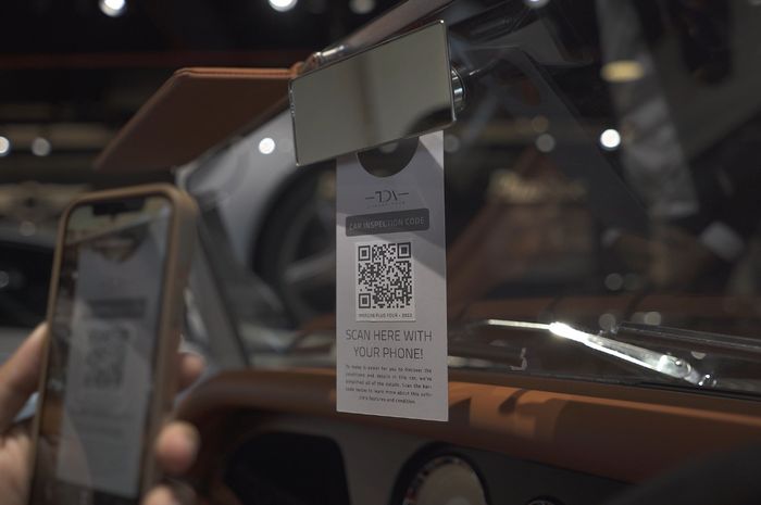 Mengecek kualitas mobil mewah di TDA Luxury Toys cukup dengan scan QR code